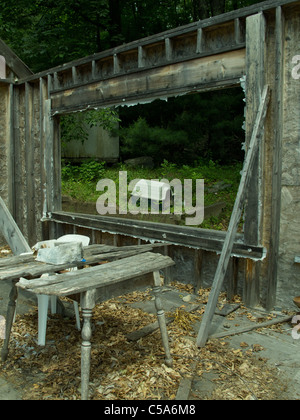 Structure de la maison endommagée incendie, abandonné, cassé, brisé, brûlé, porte ouverte, vitrail, confiture de porte, structure en bois Banque D'Images