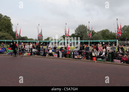 Le mariage royal 2011, les femmes enceintes qui ont des fans royaliste campé près de Buckingham Palace à la veille du grand jour. Banque D'Images