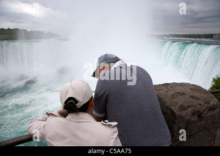 Les touristes donnant sur le Horseshoe Falls Niagara Falls ontario canada Banque D'Images