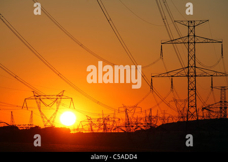 Les tours de transmission au coucher du soleil orange Banque D'Images
