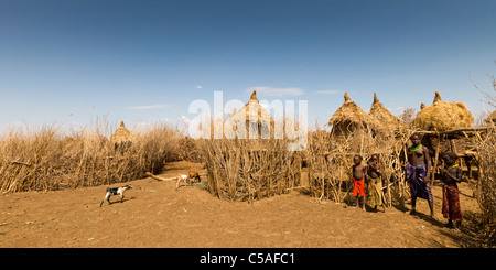 Un village Dassanech Galeb ou dans la basse vallée de l'Omo, en Ethiopie. Banque D'Images