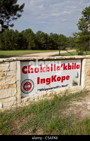 Enseigne à l'extérieur de l'entrée de la tribu indienne Coushatta Alabama reservation dans l'Est du Texas Banque D'Images