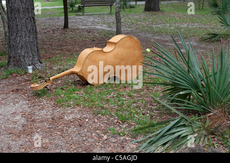 Manatee Springs State Park, Floride violon basse étendue sur le sol pendant les entractes des activités spéciales de l'Évangile Banque D'Images