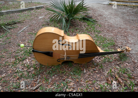 Manatee Springs State Park, Floride violon basse étendue sur le sol pendant les entractes des activités spéciales de l'Évangile Banque D'Images