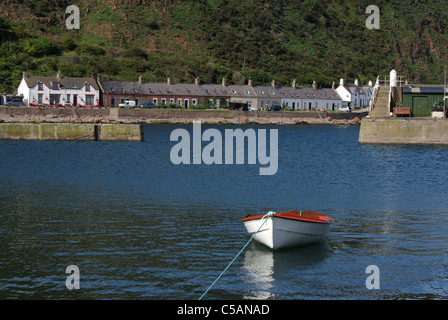 Le port au joli village de pêcheurs, Burnmouth bateau blanc à l'avant-plan Banque D'Images