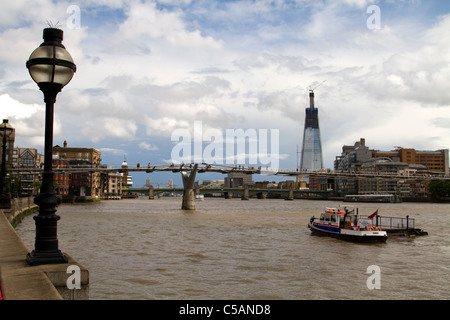 Vue sur le pont du Millenium et le Fragment de la rive nord de la Tamise, Londres Banque D'Images