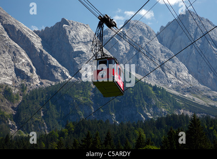 Une télécabine montagne rouge / cable car sur le chemin de la station de téléphérique d'Eibsee le sommet du Zugspitze, Bavière, Allemagne, Banque D'Images