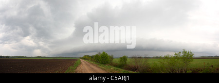 Photo panoramique de nuages menaçants de l'approche d'une tempête. La Réserve Naturelle de Matsalu, Estonie, Europe Banque D'Images