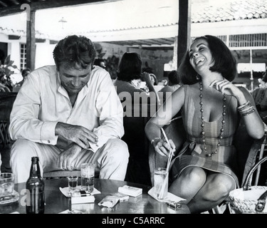 RICHARD BURTON et Elizabeth Taylor à la Puerto Vallarta, Mexique, lors d'un tournage nuit de l'iguane en 1964 Banque D'Images