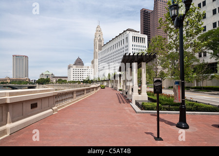 Le centre-ville de Columbus vu depuis le parc Scioto Mile. Banque D'Images