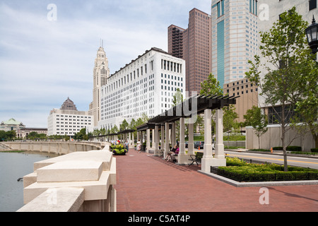 Le centre-ville de Columbus vu depuis le parc Scioto Mile. Banque D'Images