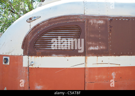 Un vieux bus abandonné Horch se trouve dans un terrain vague à Carrizozo, Nouveau Mexique. Banque D'Images