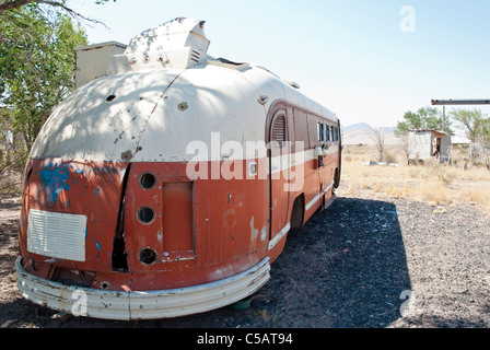 Un vieux bus abandonné Horch se trouve dans un terrain vague à Carrizozo, Nouveau Mexique. Banque D'Images