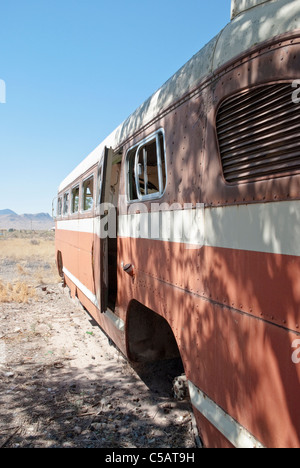 Un vieux bus abandonné Horch se trouve dans un terrain vague à Carrizozo, Nouveau Mexique. Banque D'Images