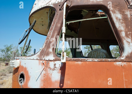 Un vieux bus abandonné Horch se trouve dans un terrain vague à Carrizozo, Nouveau Mexique. Banque D'Images