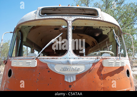 Un vieux bus abandonné Horch se trouve dans un terrain vague à Carrizozo, Nouveau Mexique. Banque D'Images