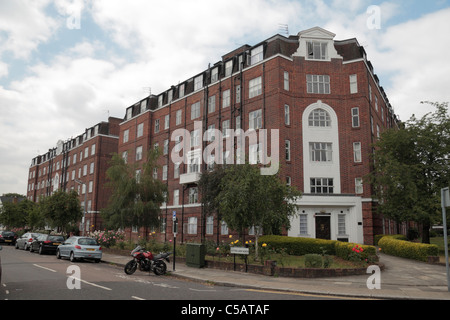 Belgrave Cour sur la jonction de Wellesley Road et Sutton Lane North, Chiswick, Londres, Angleterre. Banque D'Images