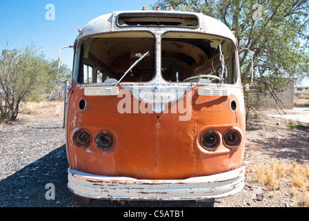 Un vieux bus abandonné Horch se trouve dans un terrain vague à Carrizozo, Nouveau Mexique. Banque D'Images