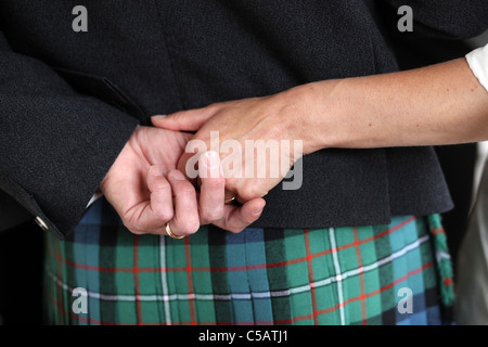 Par Mark Pic Passmore/markpassmore.com. 12/09/2010. Un jeune couple est représenté tenant la main. Banque D'Images