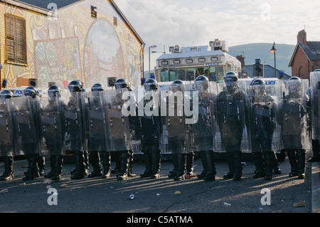Ligne d'agents PSNI en tenue de combat, de véhicules blindés de landrovers et canon à eau. Banque D'Images
