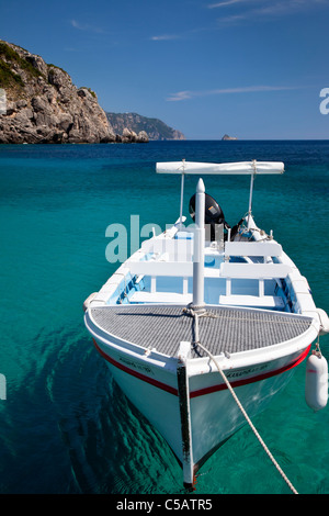Bateau flottant dans l'eau claire à proximité de Paleokastritsa sur l'île Ionienne de Corfou en Grèce Banque D'Images
