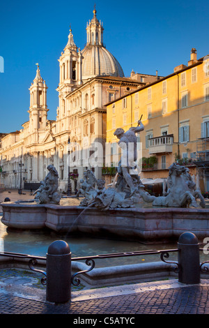 La lumière du soleil tôt le matin sur chiesa di Sant'Agnese à Piazza Navona, Rome Lazio Italie Banque D'Images