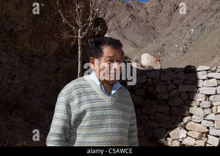 Monsieur Chewang Norphel glacier artificiel à son projet en Nang. Il dispose de 10 projets dans la région pour apporter de l'eau pour les villages locaux. Banque D'Images