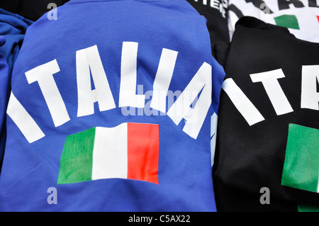 Maillots de football Italie en vente à New York Banque D'Images