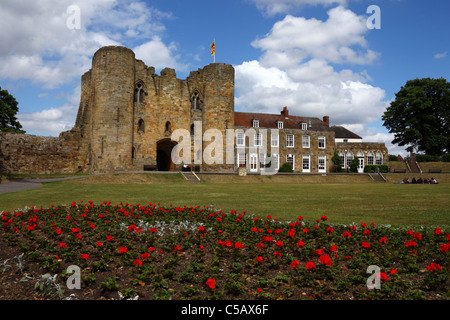 Principal twin towed Gatehouse du château de Tonbridge, manoir et géraniums dans lit de fleur dans le terrain, Tonbridge, Kent, Angleterre Banque D'Images