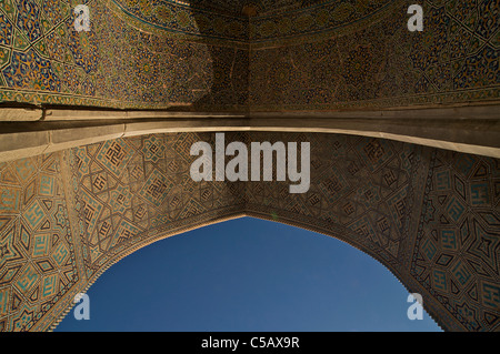 Le portique arc de Sher Dor Madrassah sur la place du Registan, Samarkand, Ouzbékistan Banque D'Images