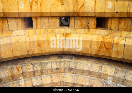 Détail de la fente pour portcullis et trous de meurtre au-dessus de la porte d'entrée principale, regardant vers le haut d'en bas, château de Tonbridge, Kent, Angleterre Banque D'Images