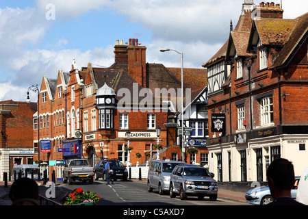 Afficher le long de High Street, Castle Inn en premier plan, Tonbridge, Kent, Angleterre Banque D'Images