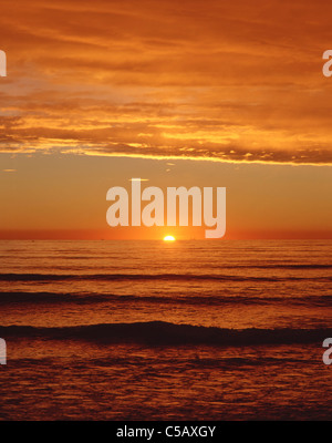 Le lever du soleil sur la mer, la plage de Sumner, Sumner, Christchurch, Canterbury, île du Sud, Nouvelle-Zélande Banque D'Images