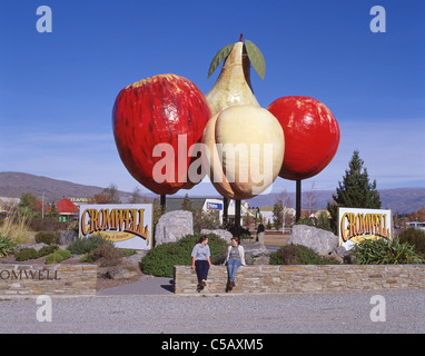 La sculpture de fruits géant et panneau de bienvenue, Cromwell, Région de l'Otago, île du Sud, Nouvelle-Zélande Banque D'Images