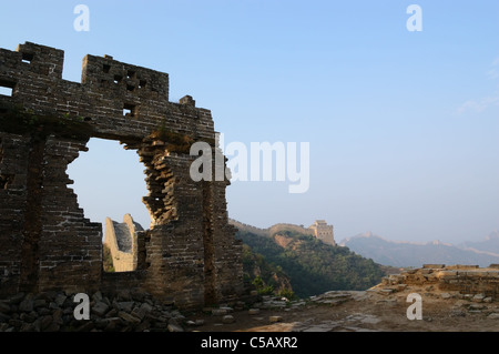 La Grande Muraille de Chine à délabrées dans Jinshanling, Province de Hebei, Chine Banque D'Images