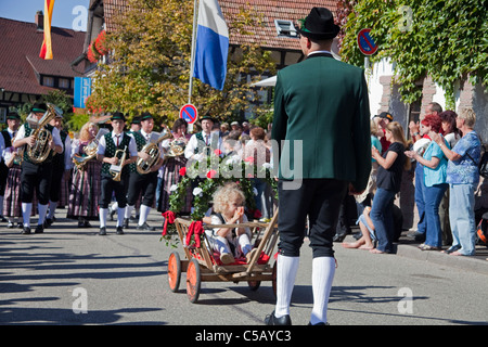 Fête folklorique avec groupes de costumes, festival de récolte, festival du vin, Sasbachwalden, Forêt Noire, Bade-Wurtemberg, Allemagne Banque D'Images