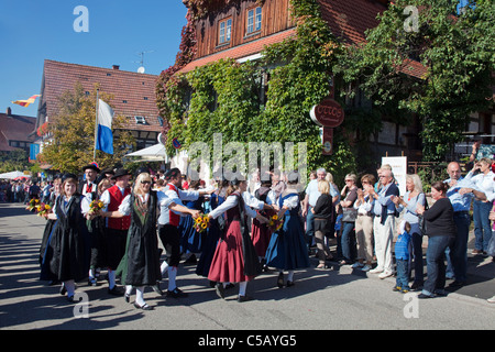 Fête folklorique avec groupes de costumes, festival de récolte, festival du vin, Sasbachwalden, Forêt Noire, Bade-Wurtemberg, Allemagne Banque D'Images
