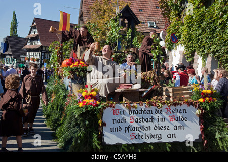 Moines de Schelzberg au festival folklorique, groupes de costumes, festival de récolte, festival du vin, Sasbachwalden, Forêt noire, Bade-Wurtemberg, Allemagne Banque D'Images