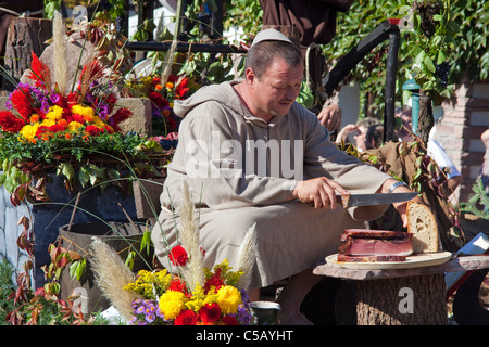 Moines de Schelzberg au festival folklorique, groupes de costumes, festival de récolte, festival du vin, Sasbachwalden, Forêt noire, Bade-Wurtemberg, Allemagne Banque D'Images