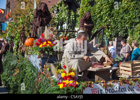 Moines de Schelzberg au festival folklorique, groupes de costumes, festival de récolte, festival du vin, Sasbachwalden, Forêt noire, Bade-Wurtemberg, Allemagne Banque D'Images