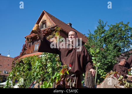 Moines de Schelzberg au festival folklorique, groupes de costumes, festival de récolte, festival du vin, Sasbachwalden, Forêt noire, Bade-Wurtemberg, Allemagne Banque D'Images