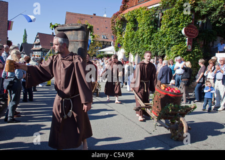 Moines de Schelzberg au festival folklorique, groupes de costumes, festival de récolte, festival du vin, Sasbachwalden, Forêt noire, Bade-Wurtemberg, Allemagne Banque D'Images