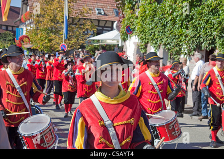 Fête folklorique avec des groupes de cuivres, festival de la récolte et festival du vin, Sasbachwalden, Forêt Noire, Bade-Wurtemberg, Allemagne Banque D'Images
