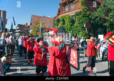 Fête folklorique avec des groupes de cuivres, festival de la récolte et festival du vin, Sasbachwalden, Forêt Noire, Bade-Wurtemberg, Allemagne Banque D'Images