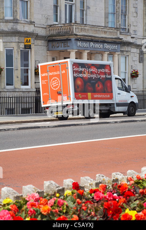 Le minibus de livraison Sainsburys est stationné devant l'hôtel Prince Regent, en face du front de mer de Weymouth, à Weymouth, au Royaume-Uni, en juin Banque D'Images