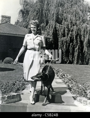 RITA HAYWORTH (1918-1987) actrice et danseuse américaine sur 1942 Banque D'Images
