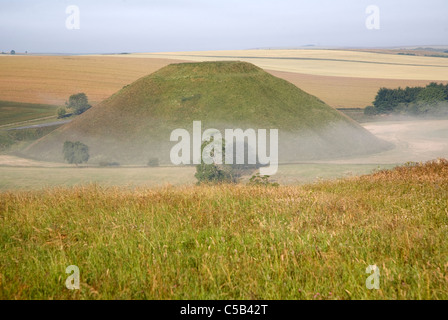 Silbury Hill est la plus grande structure préhistorique par l'homme en Europe, près d'Avebury, Wiltshire, Angleterre Banque D'Images