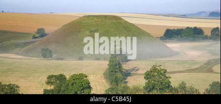 Silbury Hill est la plus grande structure préhistorique par l'homme en Europe, près d'Avebury, Wiltshire, Angleterre Banque D'Images