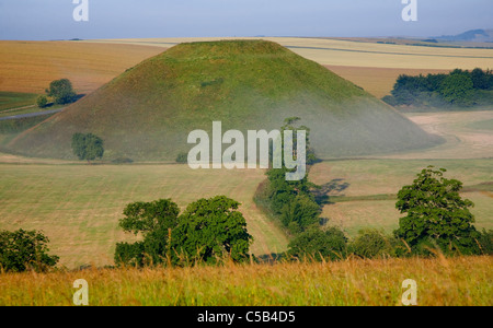 Silbury Hill est la plus grande structure préhistorique par l'homme en Europe, près d'Avebury, Wiltshire, Angleterre Banque D'Images