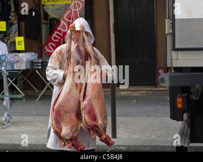 Paris, France, Arabian Butcher Shop, Man Making livraison de carcasses de viande halal de camion sur la rue, hygiène française Banque D'Images